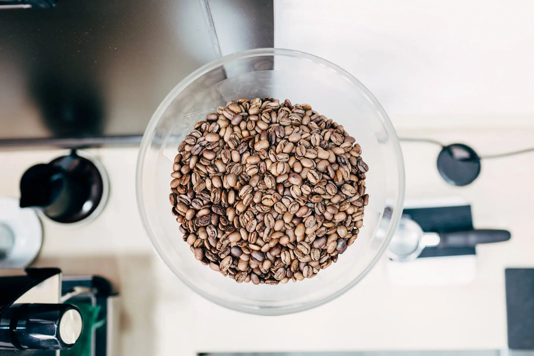 Granos de café tostado en tolva de molino Mahlkönig K30